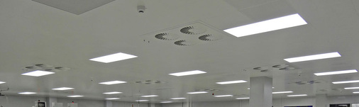 Da die gesamte Sauberraumdecke an die Hallendach-Konstruktion gehängt wurde, 
konnte man Fundamentarbeiten und eine Stahlbaukonstruktion vermeiden.
