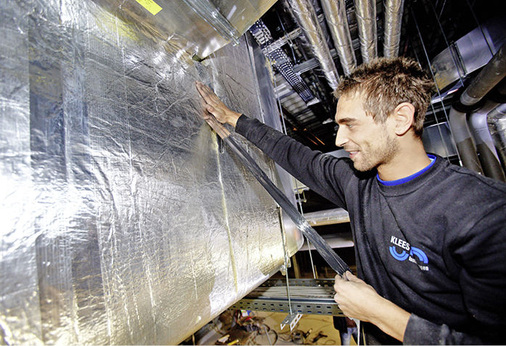 Die Plattenstöße werden mit „Alufix“ Klebeband in wenigen Sekunden 
verschlossen.
