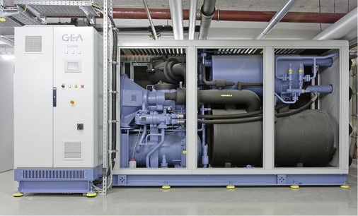 Effizient und kompakt: Der Ammoniak-Kaltwassererzeuger GEA Grasso BluAstrum, 
hier mit abgenommenen Schallschutz-Paneelen.
