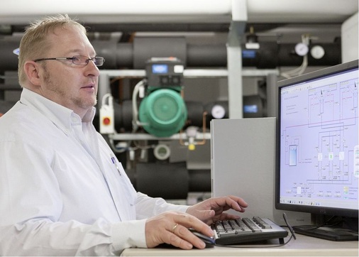 Am Technikarbeits­platz können Betriebsparameter der Kälteanlage 
eingesehen und ­Vorgabewerte geändert werden.
