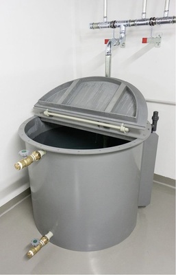 Ein Sicherheitsventil am Kaltwassererzeuger leitet bei Überdruck Ammoniak in 
diesen Bottich der Neutralisationsanlage ein.
