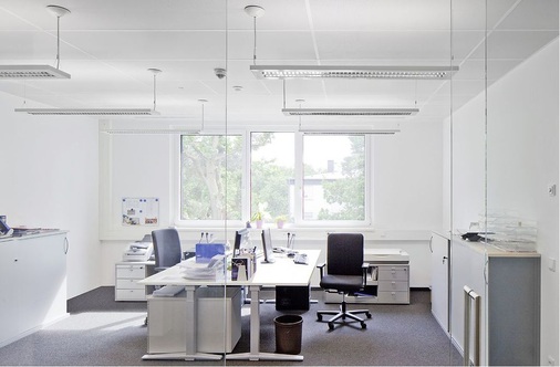 Das Heiz- und Kühldeckensystem Carboline verwirklicht ein Wohlfühlklima in 
den Officeräumen. Es reagiert schnell, flexibel und direkt auf die 
jeweiligen ­Klimabedürfnisse der Mitarbeiter sowohl im Sommer als auch im 
Winter. Die ­Rasterdecke lässt sich…