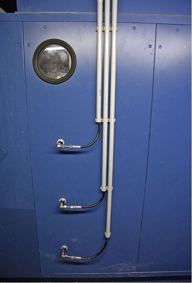 Bild 2: Durchführung der Hochdruckleitungen zu den Düsenstöcken.
