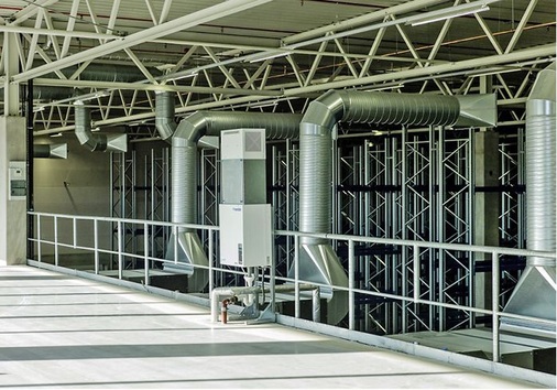 Bild 3: Elektrischer Dampf-Luftbefeuchter (Bildmitte) zur Anhebung der 
Raumluftfeuchte im Winterbetrieb [4]
