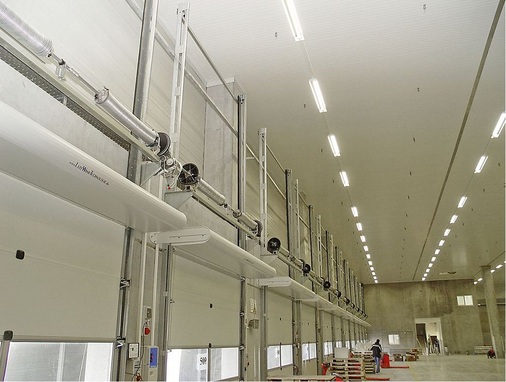 Luftwandanlagen trennen die Toröffnungen einer Logistikhalle von der kalten 
oder warmen Umgebungsluft ab.
