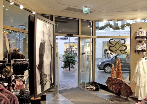 Kompakte Highspeed-Luftwandanlagen eignen sich insbesondere für die 
kleineren Türöffnungen von Einzelhandels­geschäften und Dienstleistern.
