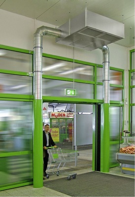 Attraktiv gestaltete Luftwandanlage an einem Marktzugang.
