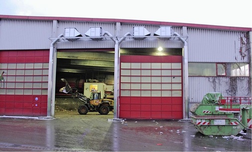 In Abfallbehandlungs-, Sortier- und Verbrennungsanlagen kann eine Luftwand 
als gleichwertige Alternative zu baulichen Schleusen dienen.
