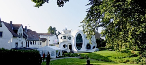 Bild 2: Der Stuckrestaurator Markus Aumüller hat sich mit vorwiegend 
natürlichen Baustoffen sein Traumhaus gebaut.
