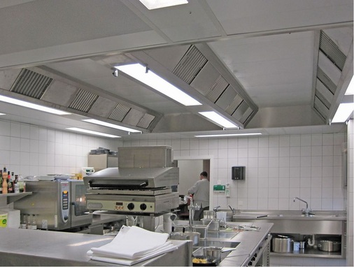 Moderne Flachdecke mit versetzbaren Zyklon-Abscheidern.
