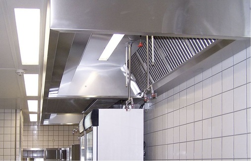 Dunstabzugshaube mit festinstallierten Fettabscheidern.
