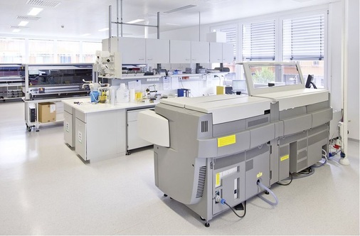 Blick in ein ­Reinraum-Labor der Blutzentrale Linz
