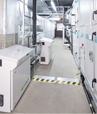 Zwei adiabate Luftbefeuchtungsanlagen HDS im Technikraum der Blutzentrale 
Linz
