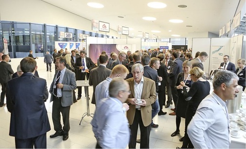 Vor allem in den Pausen stießen die Produkt­informationen im Foyer auf 
großes Interesse und die Experten hatten Gelegenheit zu regen Diskussionen.
