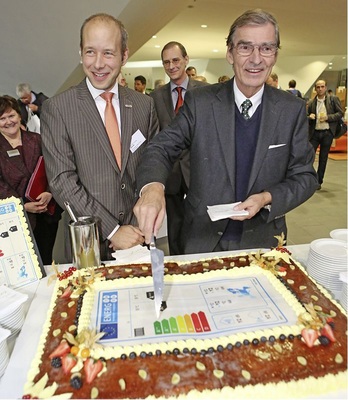 Einen Wachstumsimpuls für die Wärmepumpe erhoffen sich Generalsekretär 
Thomas Nowak (links) und Karl Ochsner, Chairman der European Heat Pump 
Association (EHPA), vom Energielabel, das ab 2015 fast alle Wärme­erzeuger 
zwingend tragen müssen. Symbolisch…