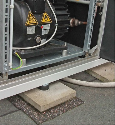 Spezielle Gummipuffer reduzieren störende Geräusche und ermöglichen es, 
die Anlage auch in Wohngebieten aufzustellen.
