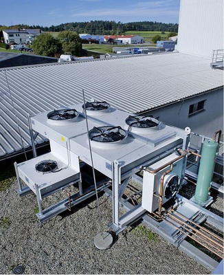 Wärmeübertrager von Güntner; links der Enthitzer R 744, in der Mitte der 
Verflüssiger R 290, vorne der Unterkühler R 290
