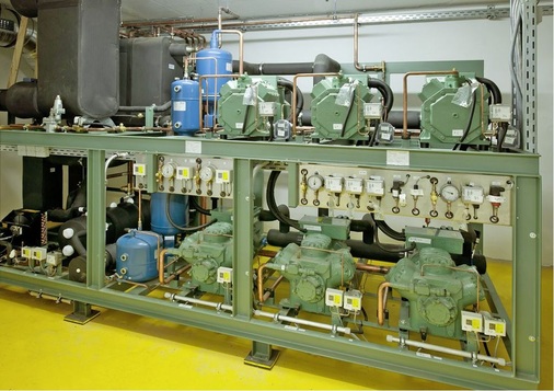 Damit eventuell ­entweichendes Propan nicht an andere Komponenten gelangt, 
ist die Propananlage der Kaskade unterhalb der CO2-Anlage positioniert.
