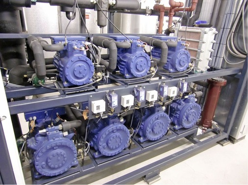 Die sieben GEA Bock-Verdichter sind in dieser Anlage zu einem Booster-Verbund 
zusammengeschaltet.
