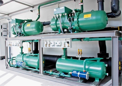 Kältemaschine mit zwei regelbaren Bitzer-Schraubenverdichtern. Die 
Gesamtkälteleistung beträgt 400 kW.
