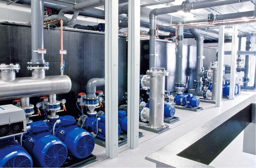 Je eine der drei Betriebspumpen für den Werkzeug- und Hydraulikkreislauf ist 
mit einer elektronischen Drehzahlregelung ausgestattet. Das sichert die 
exakte Anpassung der Pumpenleistung an den aktuellen Bedarf.
