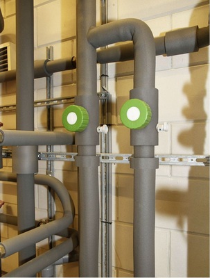 Bild 2: Nicht nur die Rohrleitungen, auch Armaturen und Rohrschellen müssen 
nach EnEV gedämmt werden.
