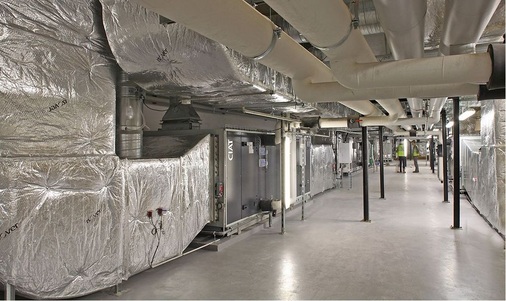 Aufgrund der beengten Platzverhältnisse wurden die größeren 
Zentrallüftungsgeräte mit Luftleistungen bis 25 000 m³/h hinsichtlich der 
Abmessungen tiefgreifend optimiert. Die Einbringung erfolgte durch ein 
eigenes Serviceteam des Herstellers.
