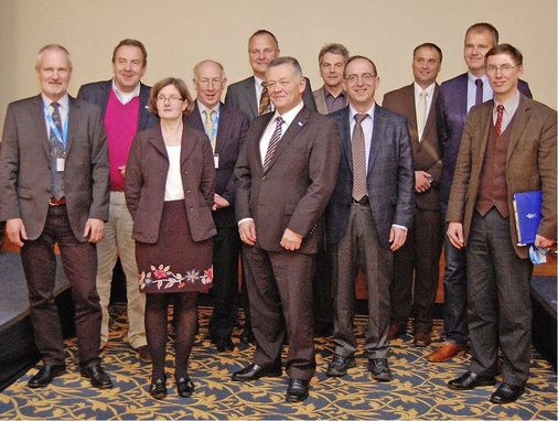 Der DKV-Vorstand 2013/14: ­Vorsitzender Josef Osthues, stellv. Vors. Ullrich 
Hesse, ­Schatzmeister Rainer Jakobs, Obmann AA II/2 Jürgen Süß, Obmann AA 
III Werner Hünemörder, Obmann AA IV Achim Zeller, Sprecher der 
­Bezirksvereine Jörn Schwarz,…