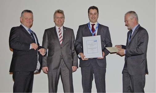Ein weiterer DKV-Studienpreis ging an Frank Humpfer (2. v. r.).Die Laudatio 
hielt Prof. Dr.-Ing. Michael Arnemann (2. v. l.).
