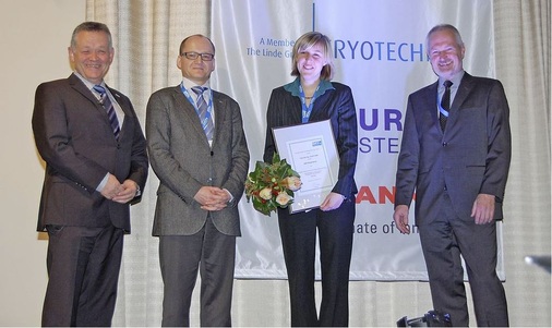 Mit dem DKV-Studienpreis wurde Carolin Heidt (2. v. r) geehrt,hier mit ihrem 
Laudator Prof. Dr.-Ing. Steffen Grohmann (2. v. l.).
