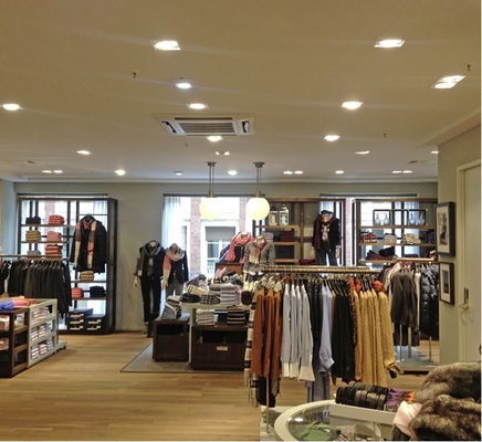 4-Wege-Deckenkassette im Verkaufsraum, bei hindernisfreiem Einbau entspricht 
der Wurfweitenbereich der Kassette einem Radius von ca. 8 m
