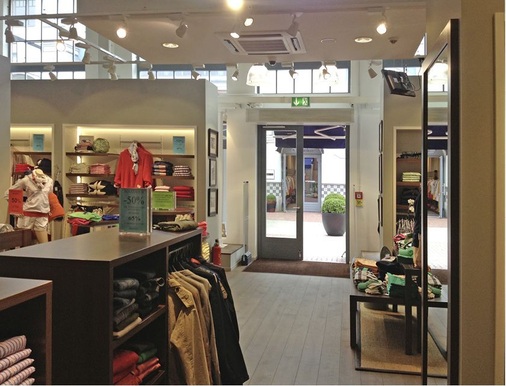 Eingangsbereich inklusive Türluftschleiersystem, im Vordergrund ist die 
4-Wege-Deckenkassette zu sehen.
