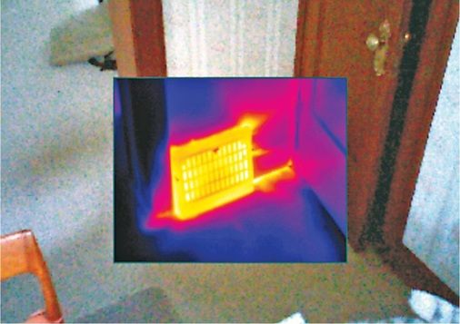 Die helleren, wolkigen Wärmemuster in diesem Bild-im-Bild-Wärmebild (BIB) 
eines Klimaanlagen-Lüftungsgitters deuten auf eine übermäßige große 
Luftleckage in den Kanal- und Rohr­verbindungen hin.
