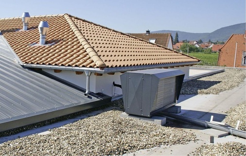 Die geräuscharme Außeneinheit ist dezent auf dem Dach installiert.
