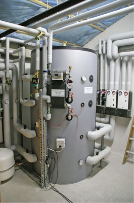 Ein 1 500 Liter fassender Pufferspeicher stellt auch kurzfristig größere 
Warmwassermengen zur Verfügung.

