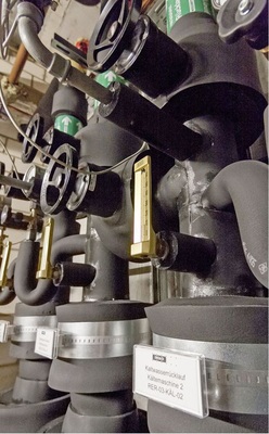 Zwischen den Rücklaufverrohrungen wurden Bypass-Schlaufen eingebaut, um den 
Solestrom bei Undichtigkeiten oder sonstigen Problemen sofort umleiten zu 
können.
