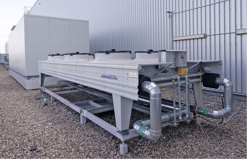 Sechs Rückkühler wurden auf dem Dach der Fertigungshalle installiert.
