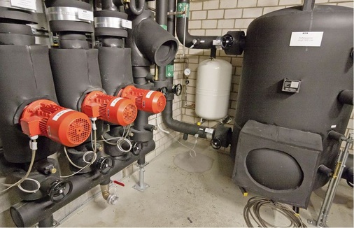 Gut ausgestattet: Kaltwasserzuläufe mit zugehörigen Pumpen zur Freikühlung 
bzw. zu den beiden Kaltwassererzeugern. Der Pufferspeicher daneben fasst 1500 
l.
 - © PnR
