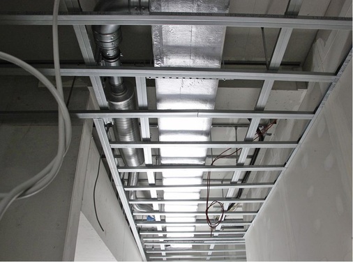 Nach Fertigstellung der Lüftungskanäle wird die Decke abgehangen.
