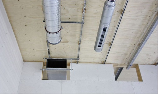 Durch die bestehenden Öffnungen in der Holzrahmenkonstruktion werden die 
Lüftungskanäle durchgeführt.
