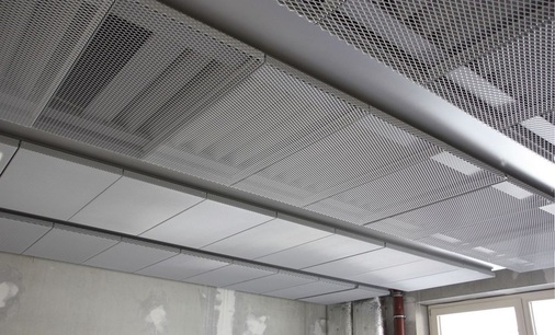 Um ein ruhiges und einheitliches Bild zu erzeugen, ist die Raumdecke 
abschließend mit Platten abgehangen worden.
