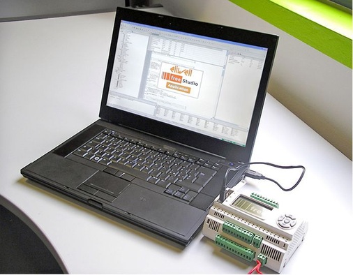 Die Programmierungssoftware Free Studio ist einfach und intuitiv bedienbar. 
Mit vorgefertigten offenen Funktionsblöcken spart sie bei der 
Programmentwicklung Zeit ein. Über die USB-Schnittstelle des Reglers Free 
Evolution können dann Programm-Updates…