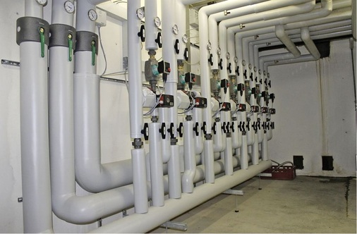 Der Heizungsverteiler: Damit das Wasser nur so warm wie gerade benötigt 
verbraucht wird, gibt es einen Vorlauf mit mittlerer und einen Vorlauf mit 
hoher Temperatur.
