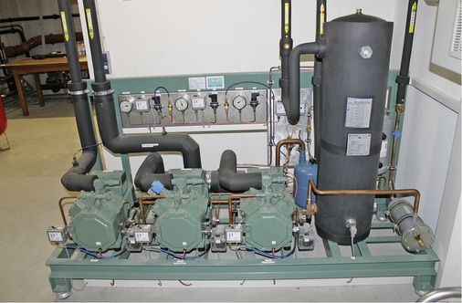 Blick auf den Verbund mit der ungewöhnlichen Kombination Klima- und 
TK-Bereich.
