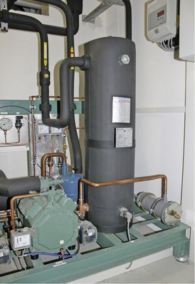 Um Wärmeverluste möglichst geringzuhalten, wurden auch die warmen 
Anlagenkomponenten isoliert.
