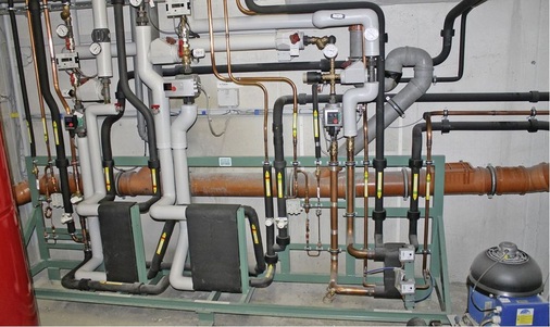 Das Herzstück der Wärmerück­gewinnung: Enthitzer, Verflüssiger und 
Unterkühler kombiniert mit Kältekreisen für NK-, TK- und Klimakühlung.
