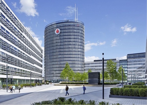 Die Vodafone-Deutschlandzentrale besteht aus einem ellipsenförmigen, 
19-geschossigen Hauptgebäude und drei horizontal ausgerichteten Bauteilen, 
die ähnlich einem Campus um einen gemeinsamen ­dreieckigenInnenhof 
gruppiert sind.

