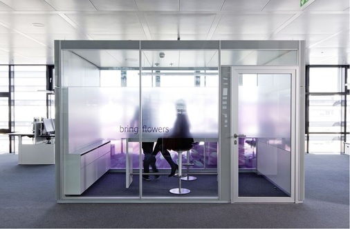 Wichtiger Bestandteil des Bürokonzeptes sind sogenannte Think-Tanks, die den 
Mitarbeitern einen abgeschirmten Rückzugsraum für vertrauliche Gespräche 
und Telefonate oder kon­zentriertes Arbeiten in ruhiger Umgebung bieten.
