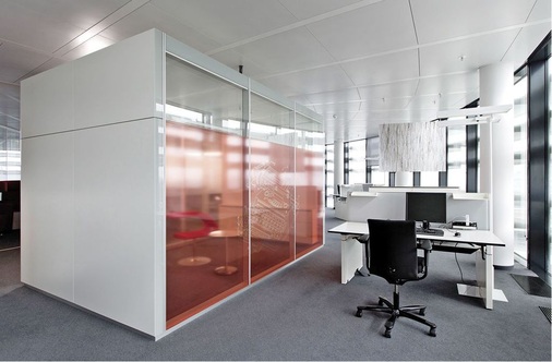 Aufgrund der flexiblen Anschlussmöglichkeiten der Lüftungsgeräte über die 
abgehängte Decke und der Konvektoren über den Doppelboden lassen sich die 
Think- Tanks individuell in der offenen Büroumgebung positionieren.
