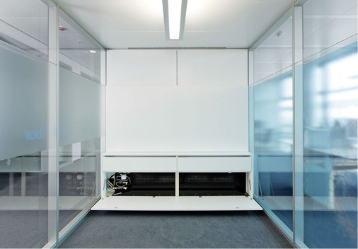 Zur Ausstattung der Think-Tanks gehört ein im Sideboard untergebrachter und 
speziell für diesen Anwendungsfall entwickelter Wandkonvektor, der mit hohen 
Kühlleistungen für behagliche Temperaturen sorgt.
